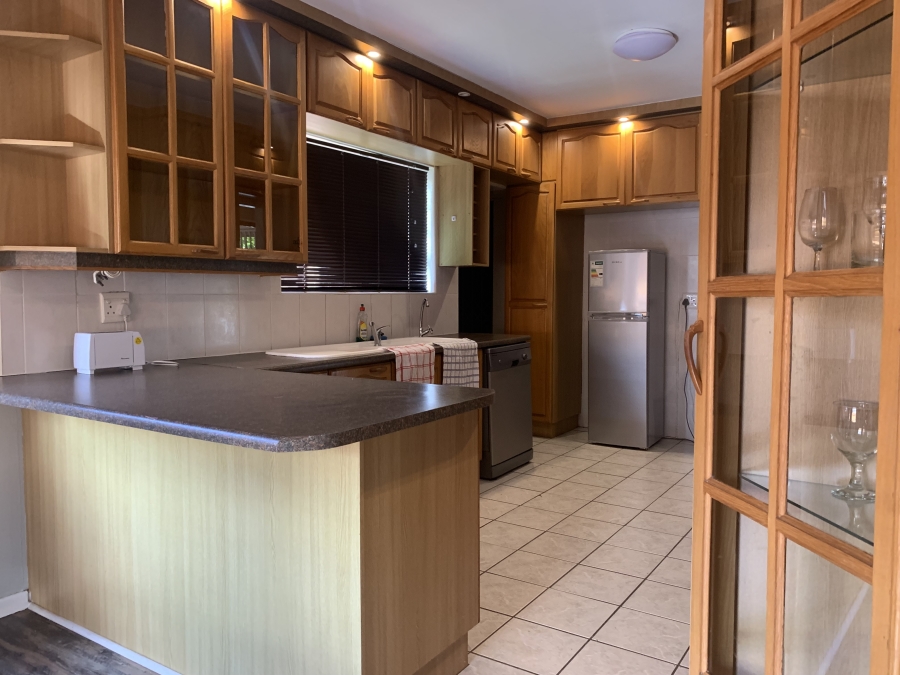 To Let 4 Bedroom Property for Rent in Summerstrand Eastern Cape